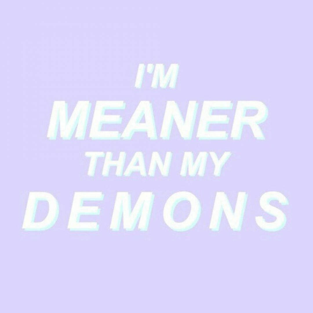 在薰衣草背景上，以發光的白色字母顯示的文字引用「I'M MEANER THAN MY DEMONS」。