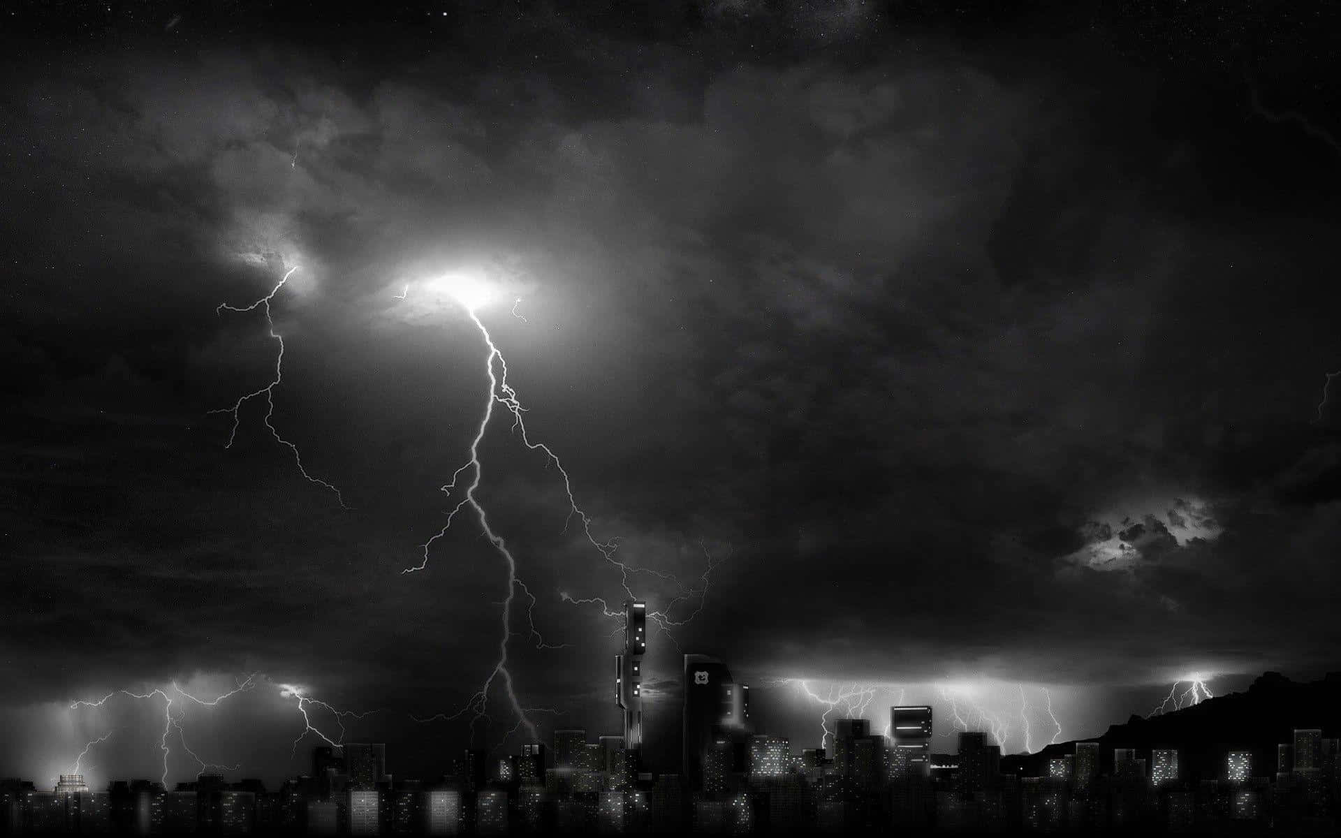 城市上空的閃電 壁紙 — 一個戲劇性的黑白城市夜景，被多道劃破暴風雨天空的鮮明閃電照亮。