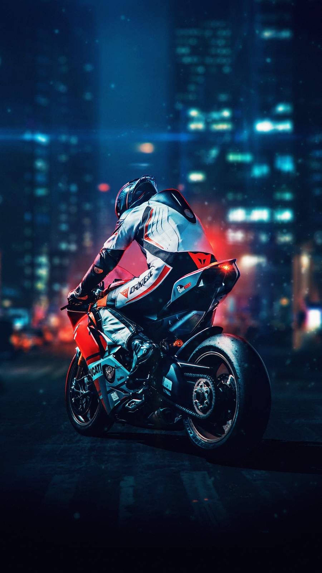 城市中的泥地車 壁紙 — 一位騎手在夜間霓虹城市燈光下騎著運動型電單車傾斜入彎，雨滴在空中閃爍發光。