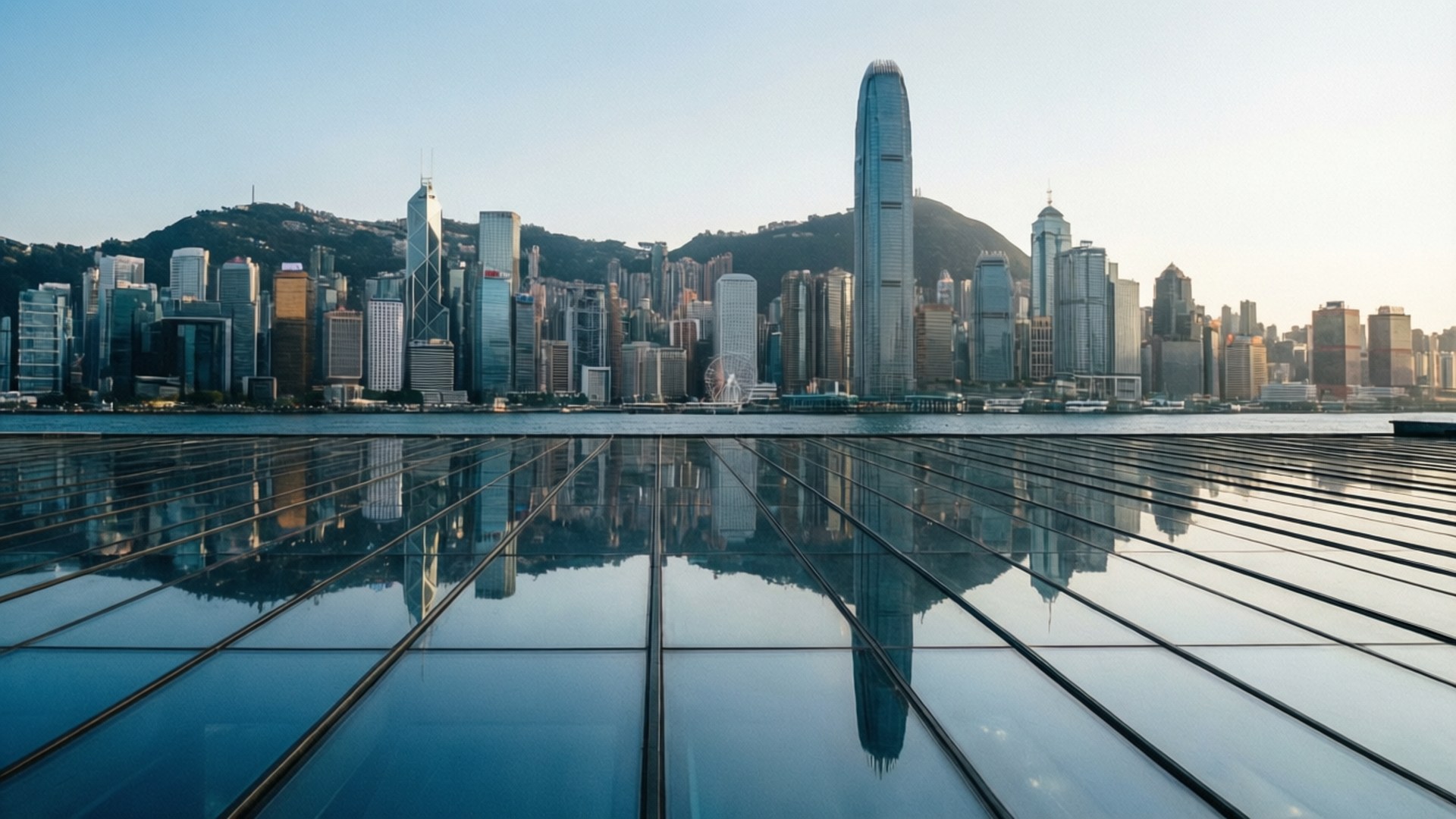 對稱的香港天際線在玻璃般的維多利亞港水面完美倒映。