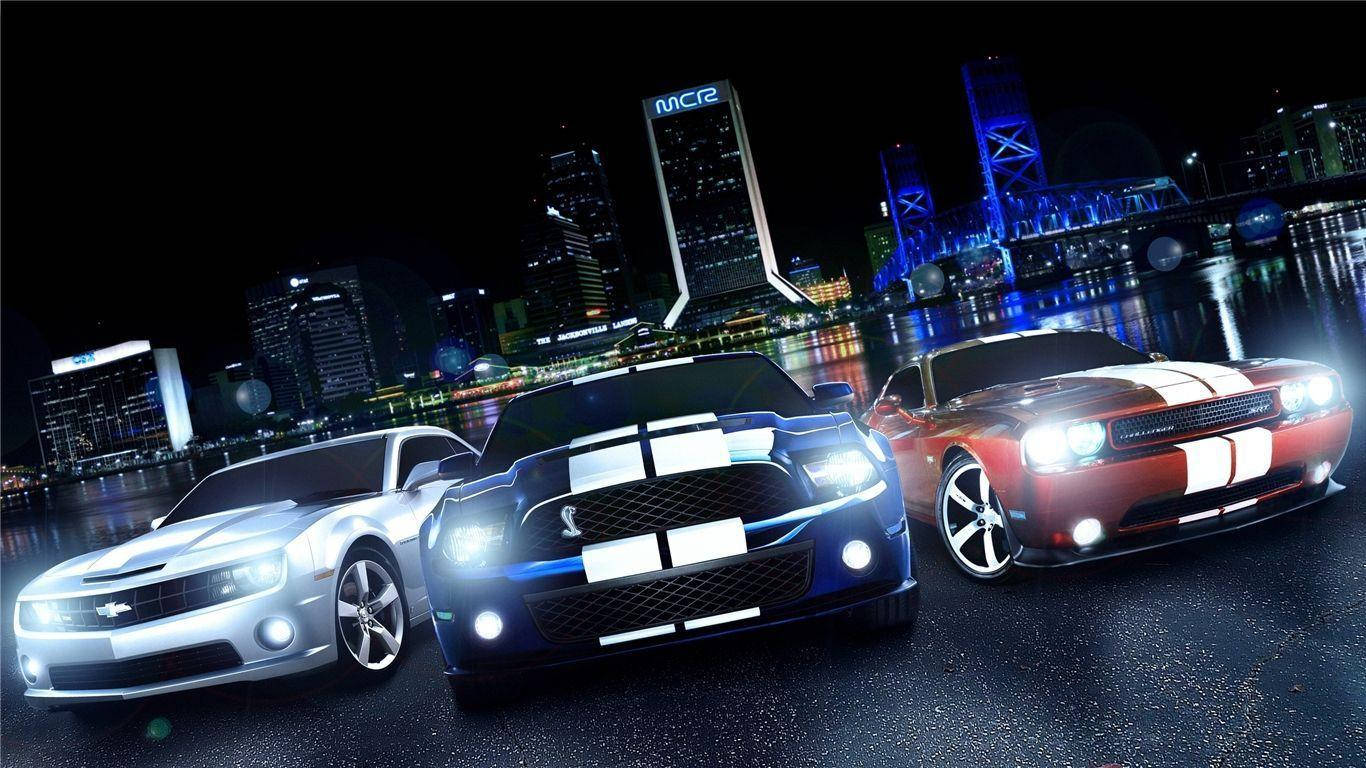 三輛時尚跑車在夜間停放在濕漉漉的城市街道上，帶有發光的燈光和倒影。