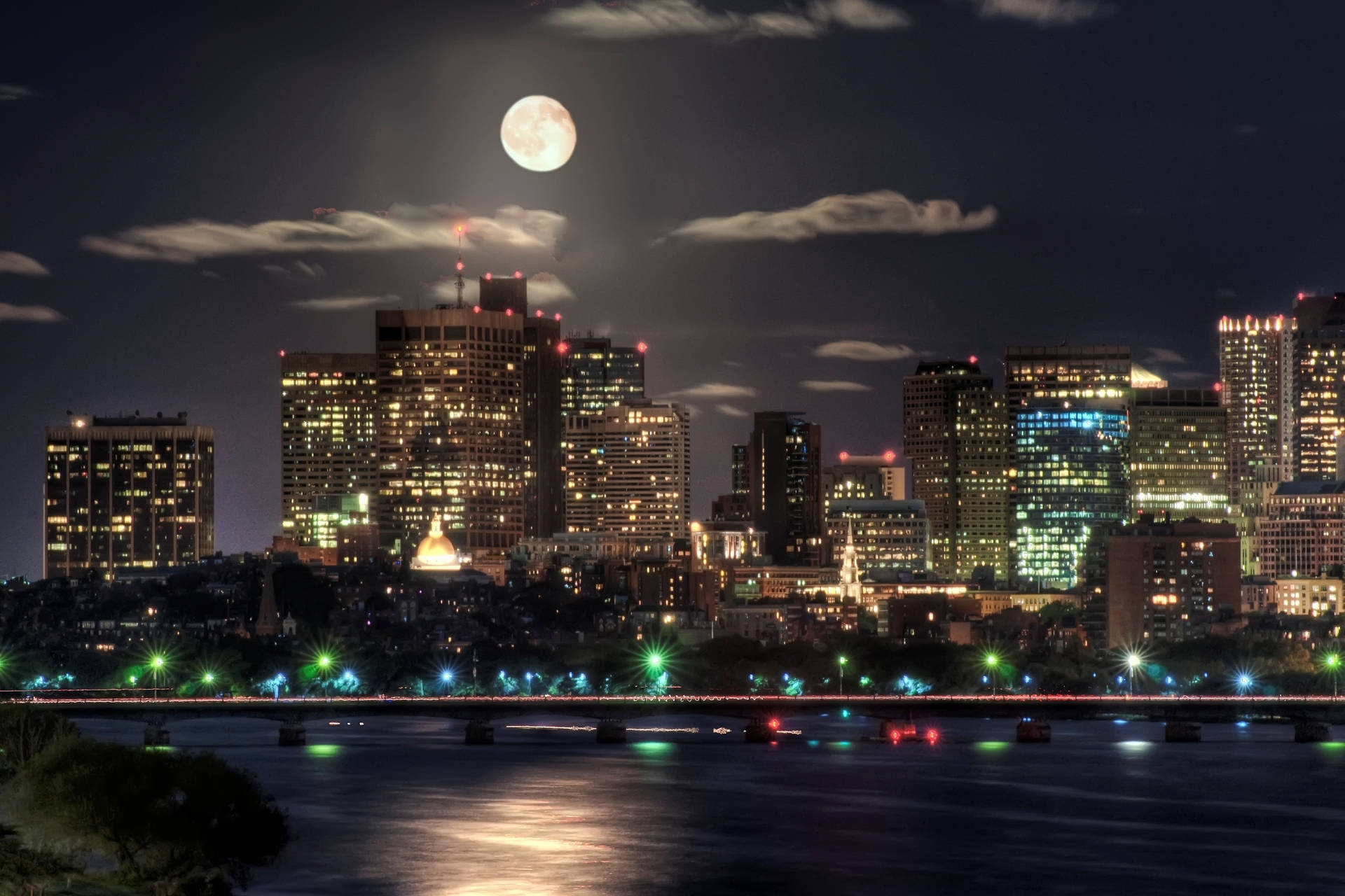 夜間城市天際線，滿月與河流倒影