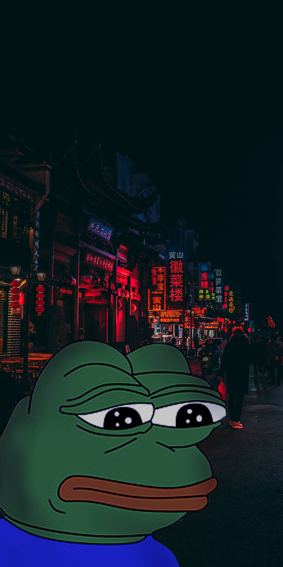 悲傷綠色青蛙迷因，背景是夜晚城市街道上發光的紅色霓虹燈招牌。