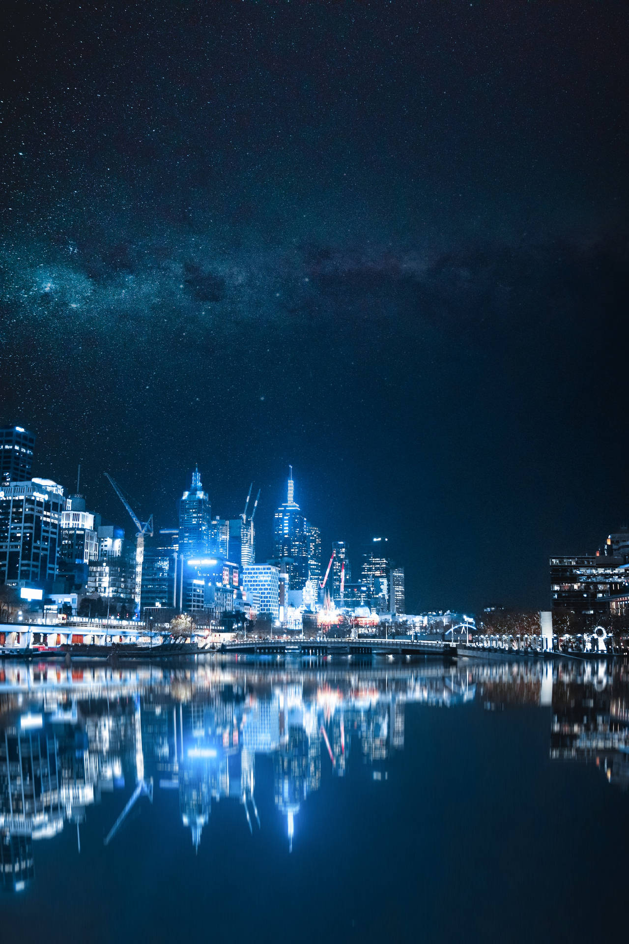 夜晚的城市天際線，星空和水面倒影
