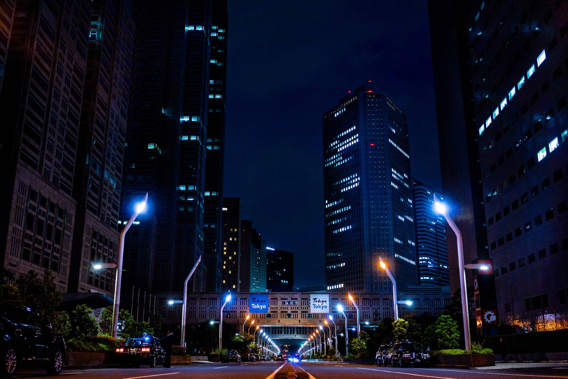 夜晚的東京街道，燈火通明的摩天大樓和街燈。