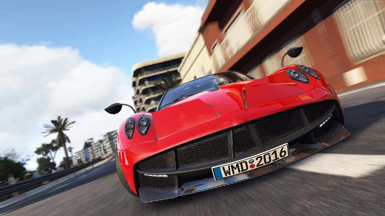 城市天際線 720p Project Cars 背景 壁紙 — 一輛鮮紅色的帕加尼Huayra在陽光明媚的海岸賽道上飛馳，背景有棕櫚樹和現代建築。
