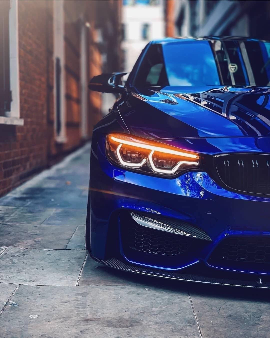 城市天際線前的流線型BMW 壁紙