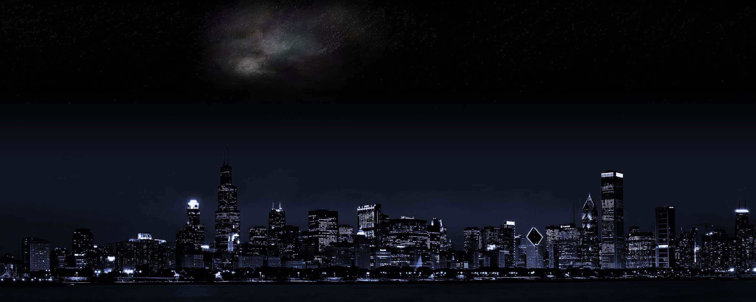 雙螢幕 桌布 壁紙 — 城市天際線的 panoramatic 夜景，星空下銀河拱跨天際。