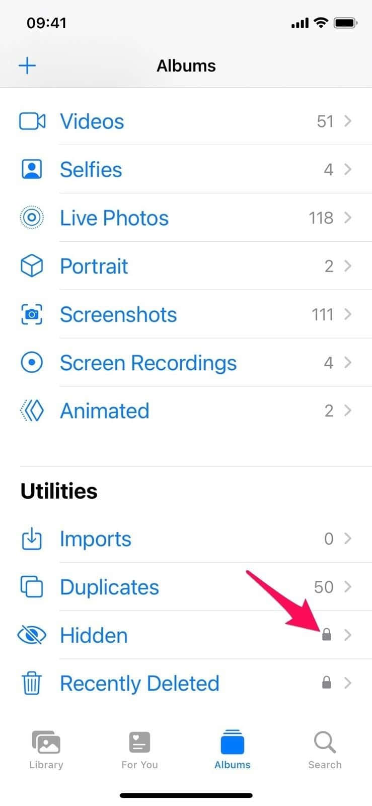 城市天際線的完美視角 壁紙 — iPhone 相片庫界面顯示相簿列表，並有紅色箭頭指向隱藏相簿。