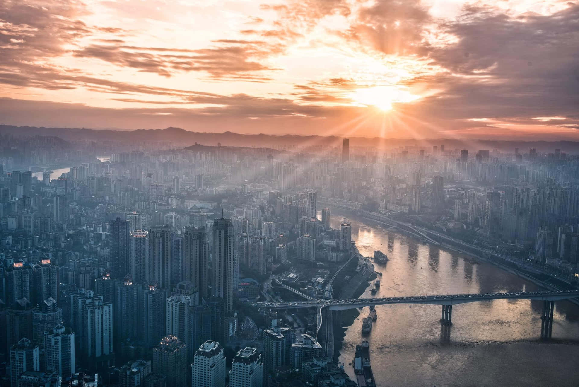 夕陽下的密集城市，有河流和橋樑