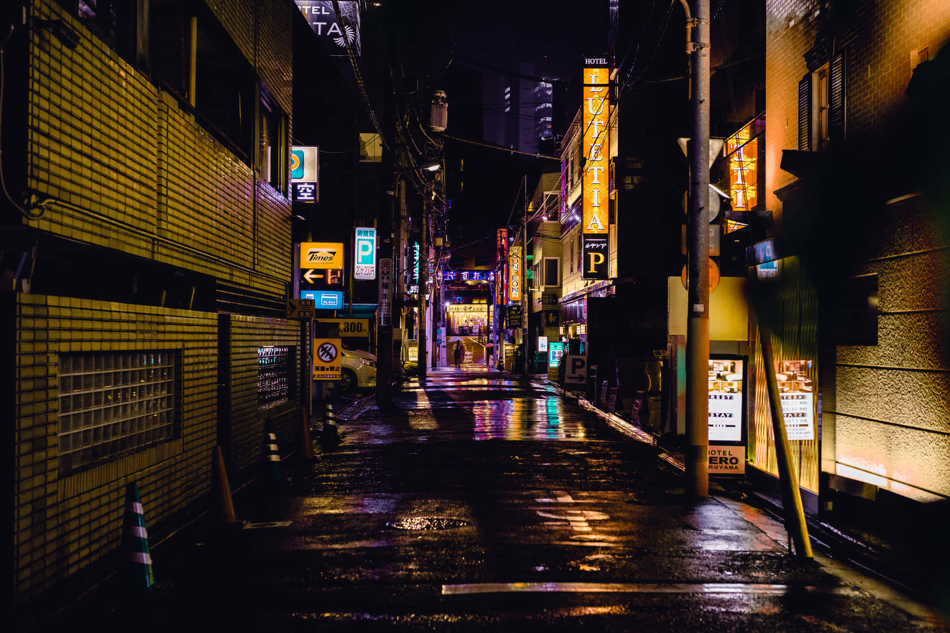 日本城市夜晚被雨水浸濕的霓虹燈小巷，發光招牌倒映在濕漉漉的路面上。