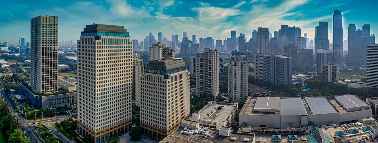 黎明時分，高樓大廈與綠化交織的現代城市天際線。