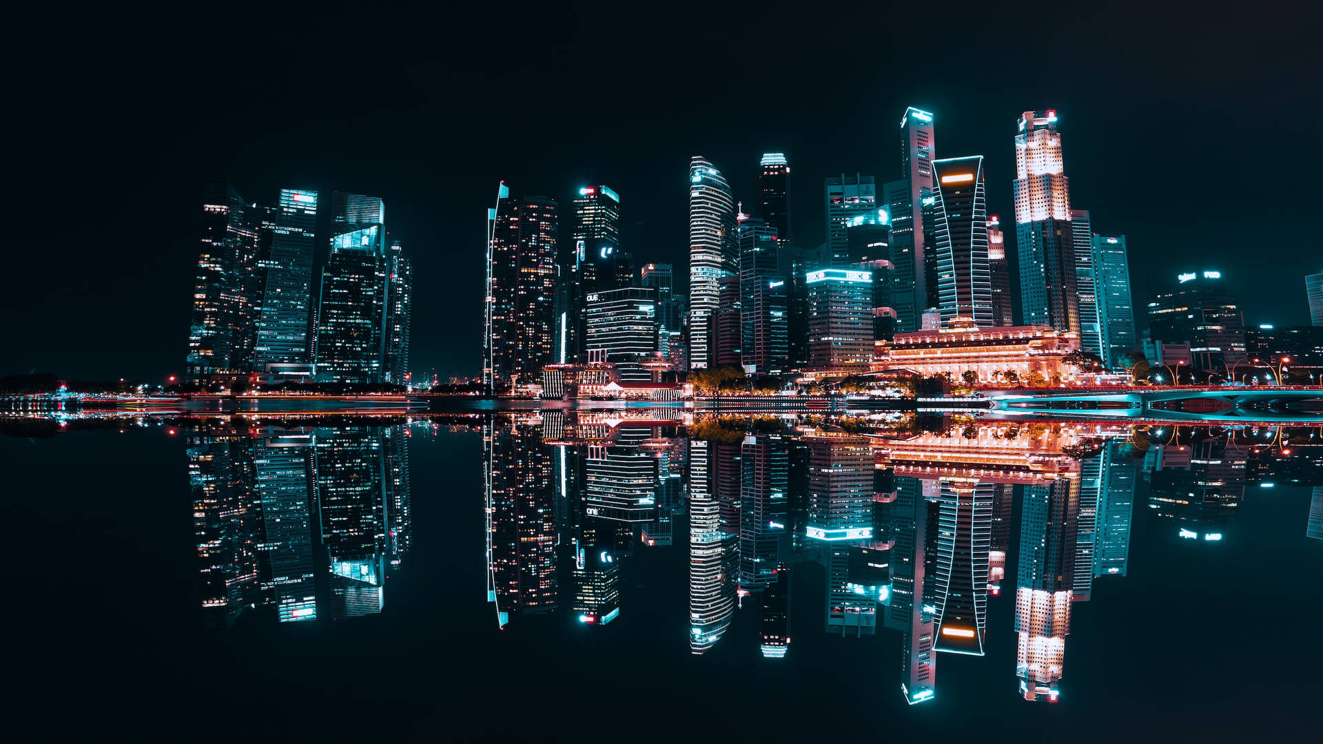 摩天大樓倒映在水中的夜間城市天際線。