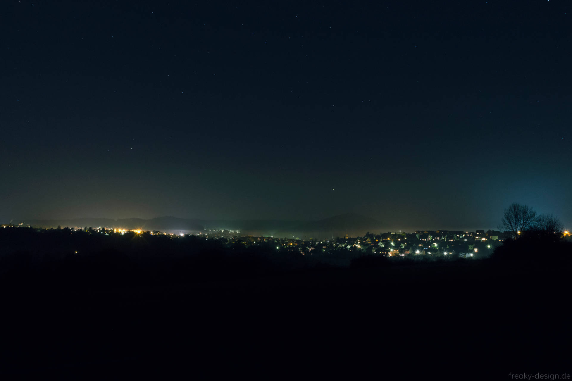 星空下燈火通明的小鎮夜景