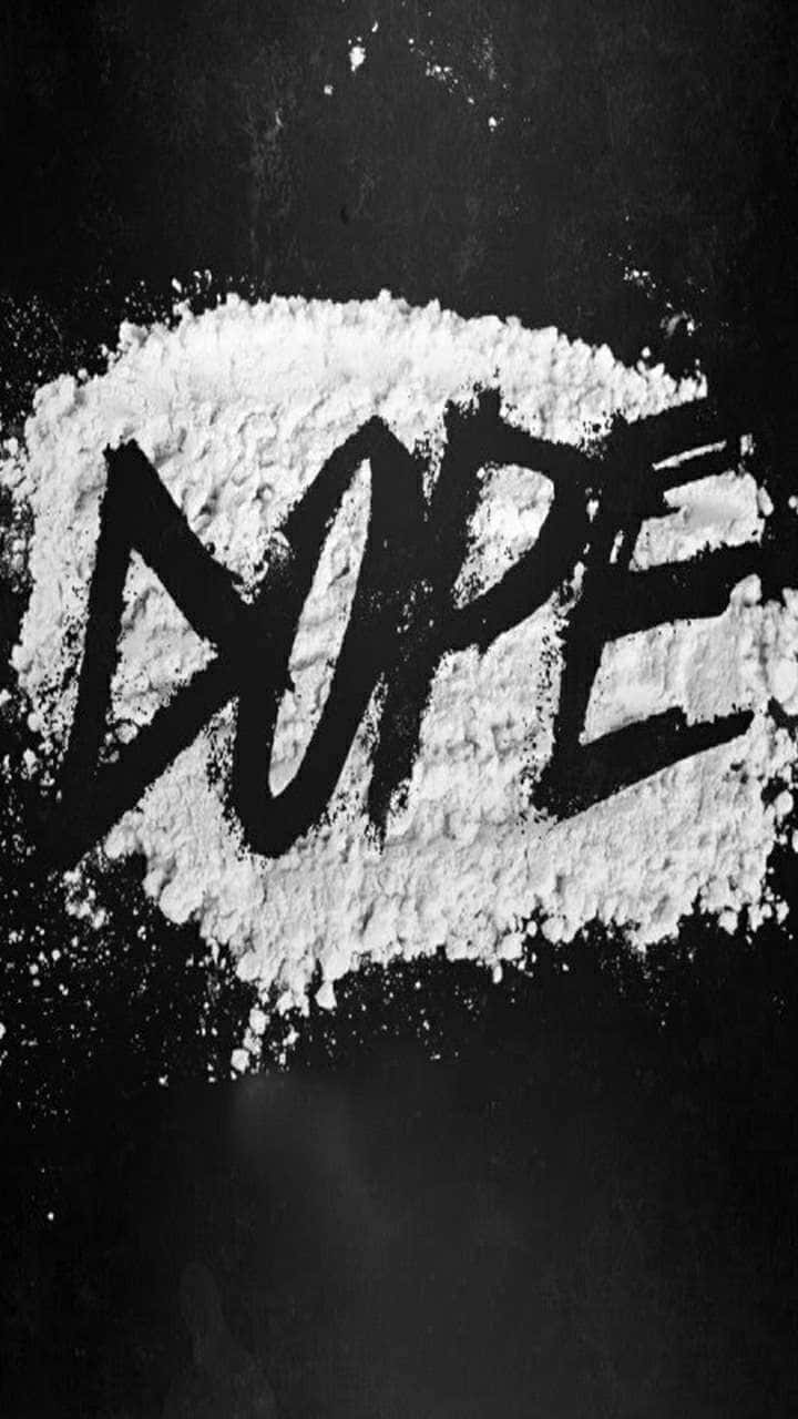 在深色牆上的白色粉末上寫著的塗鴉字 dope