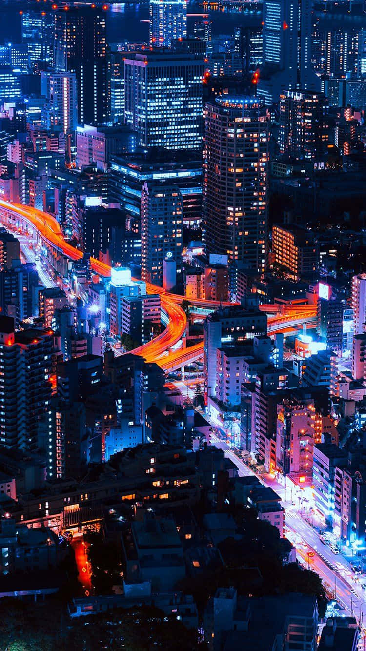 充滿活力的夜晚城市，有發光的建築物和流動的車流燈光。