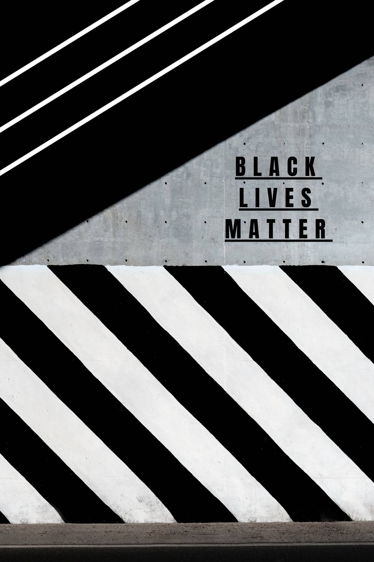混凝土牆上帶有「BLACK LIVES MATTER」文字的黑白斜紋。