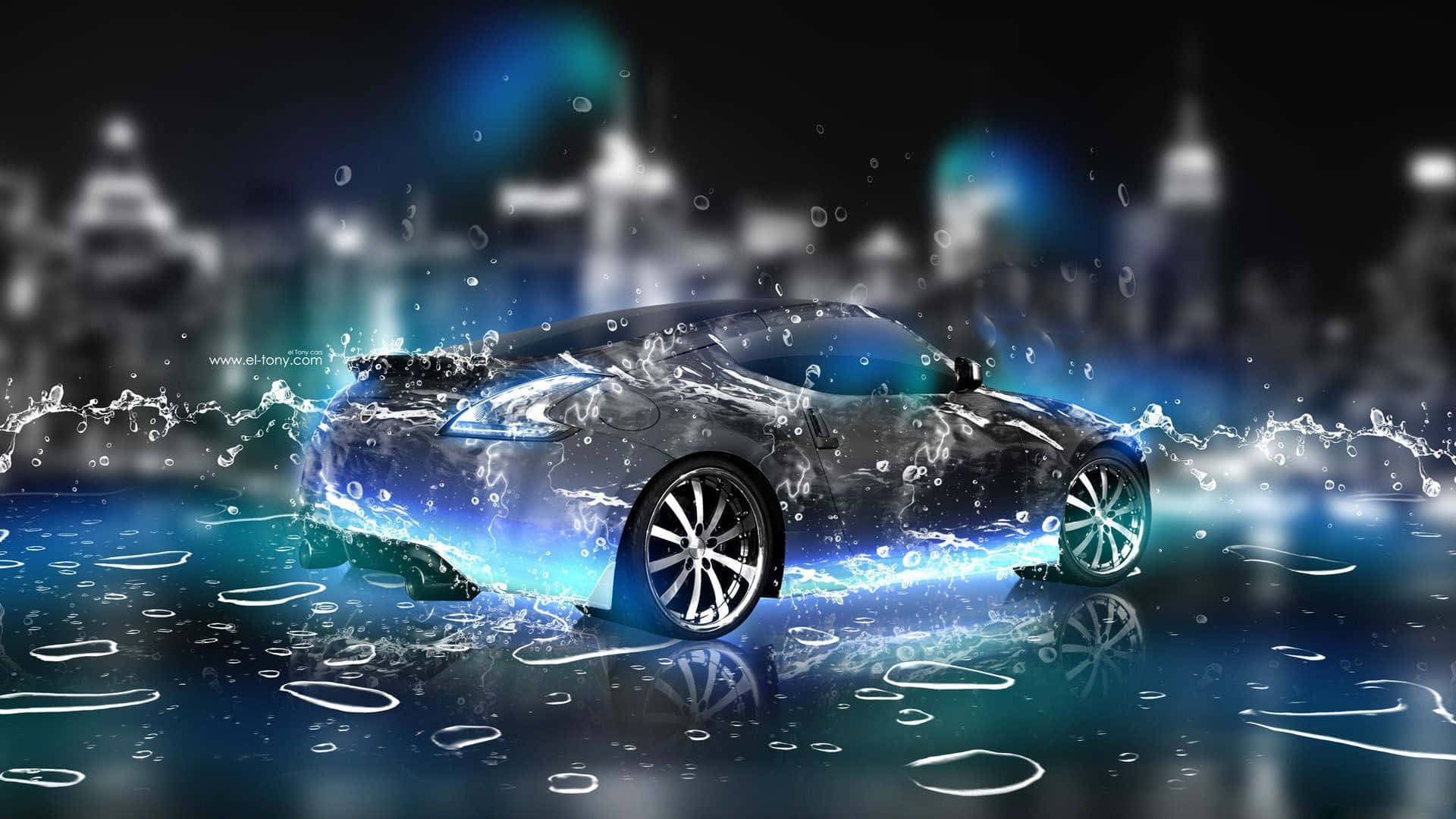 城市跑車剪影最佳電腦背景 壁紙 — 一輛時尚跑車在夜間從發光的藍色水中衝出，伴隨著動態水花，背景是模糊的城市天際線。