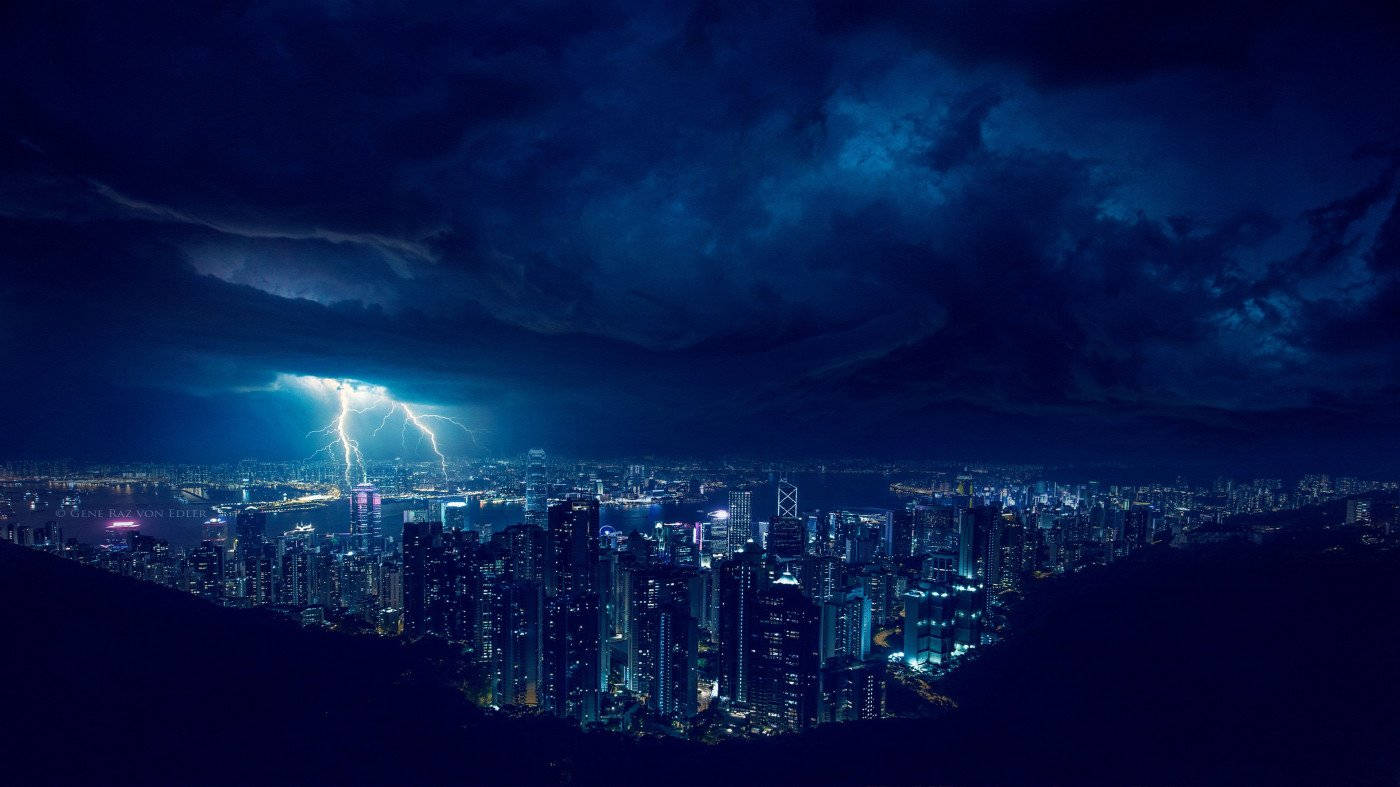 夜間暴風雨中閃電照亮的天際線。