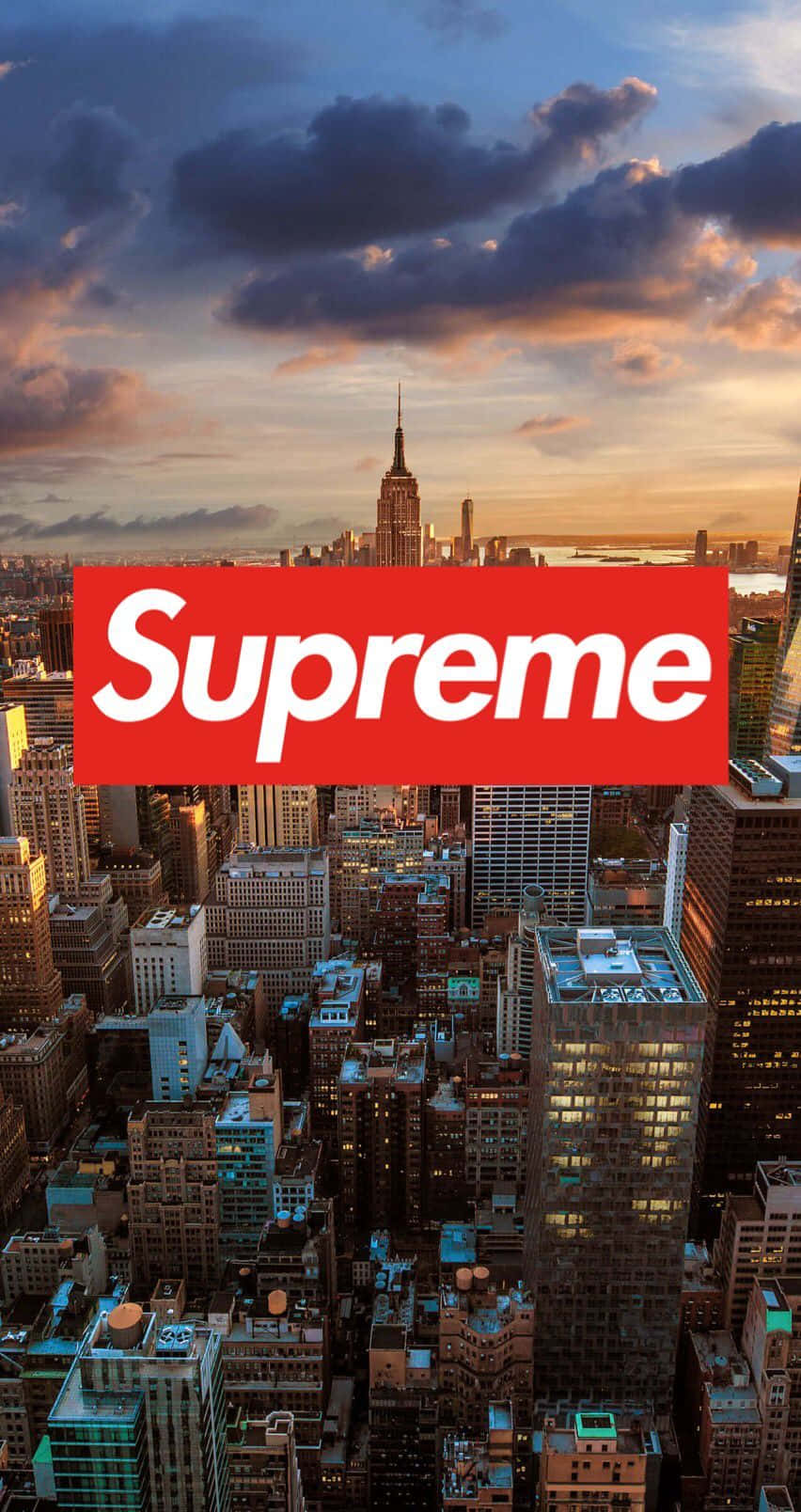 日落時分的紐約市天際線，帶有紅色 Supreme 標誌覆蓋。