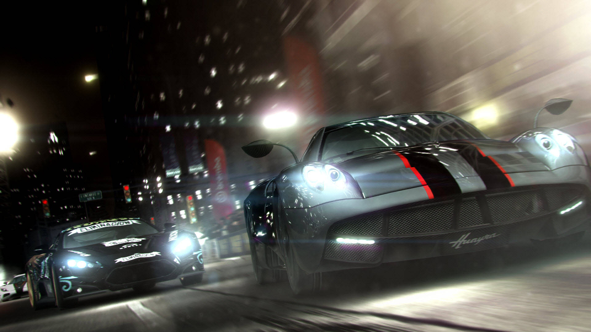 城市高速競速：Grid 2 壁紙 — 兩輛流線型賽車在夜間穿過霓虹燈閃爍的城市，帶有動態模糊和發光的車頭燈。