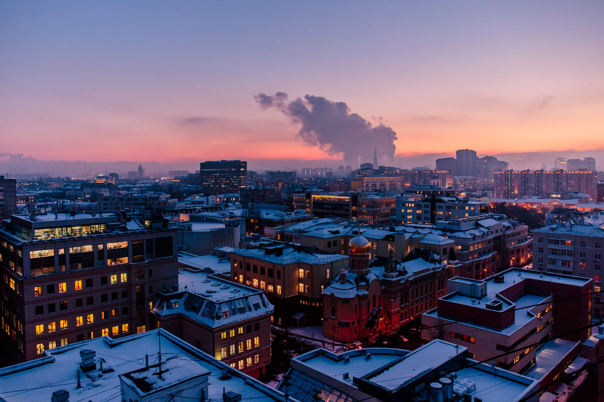白雪覆蓋的城市屋頂在暮色中閃爍著溫暖的燈光。 — 可憐動漫 壁紙