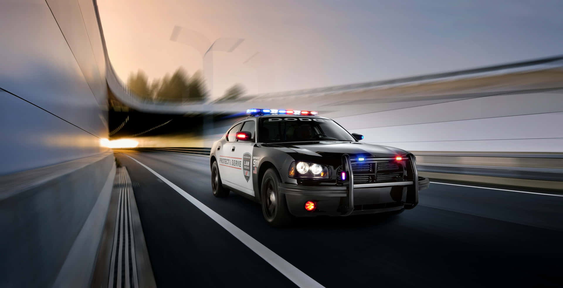 警車在日落時分高速駛過隧道，帶有閃爍燈光。