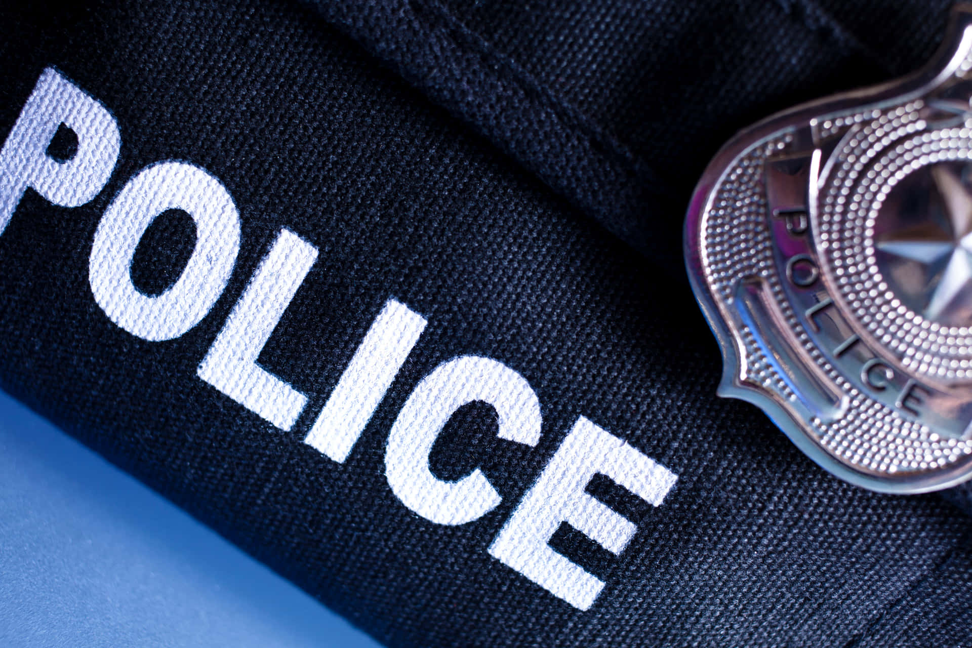 制服布料上的警察徽章，帶有刺繡警察文字。
