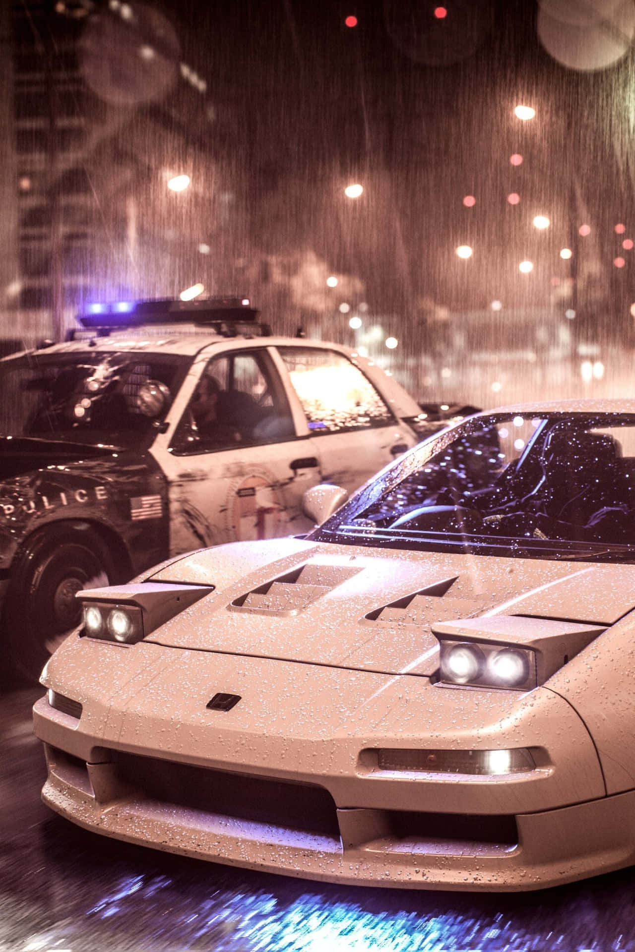 白色跑車和警車在雨夜的城市中，燈光閃爍。
