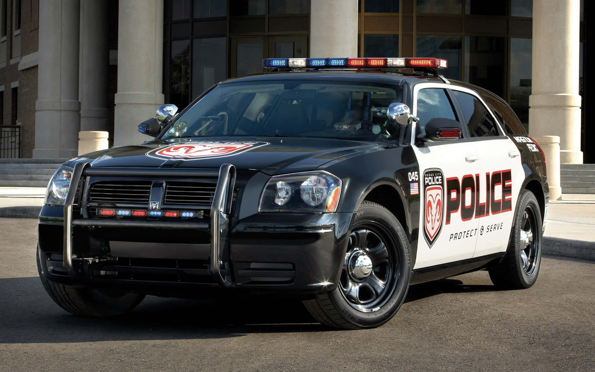 黑白警車停在建築物外。