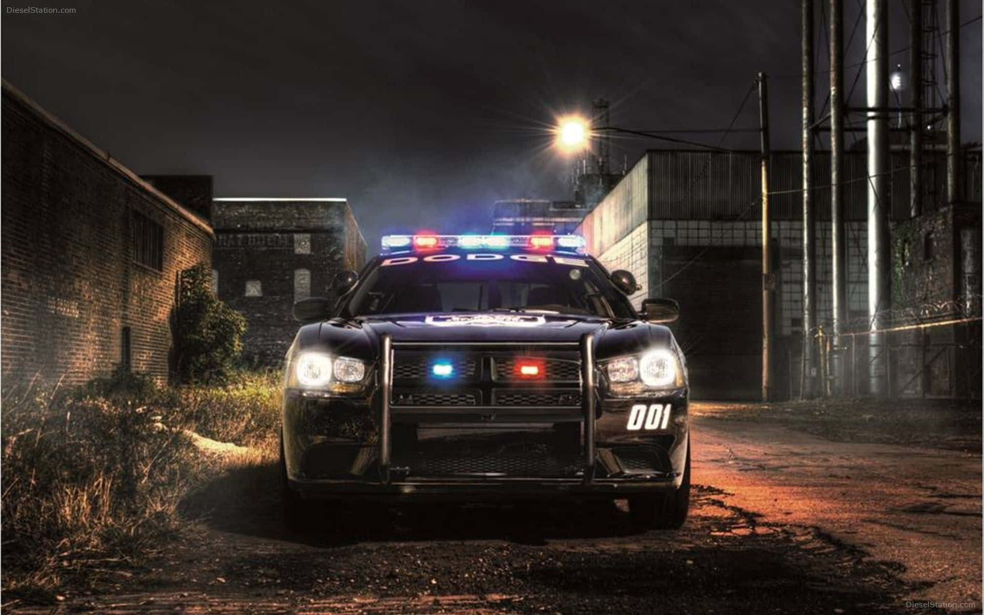 警車閃爍著燈光，停在夜間黑暗的城市小巷中。