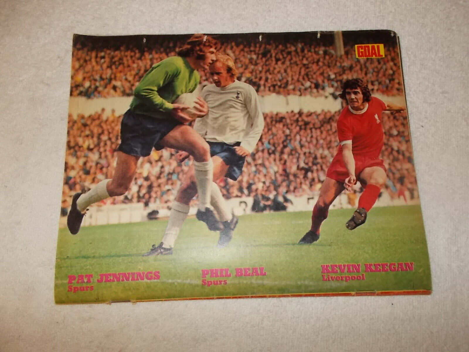 復古足球海報， featuring Pat Jennings、Phil Beal 和 Kevin Keegan 在比賽中。