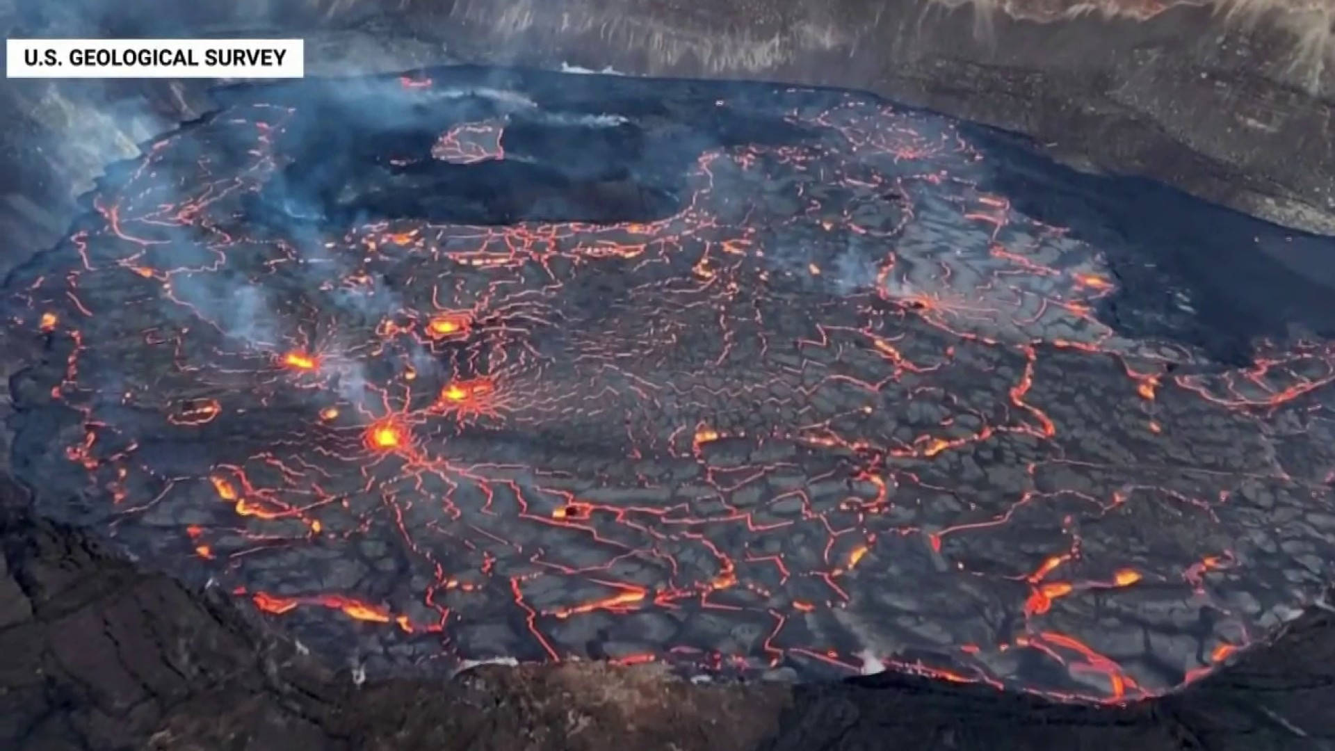 火山口有發光熔岩流過裂縫地面。