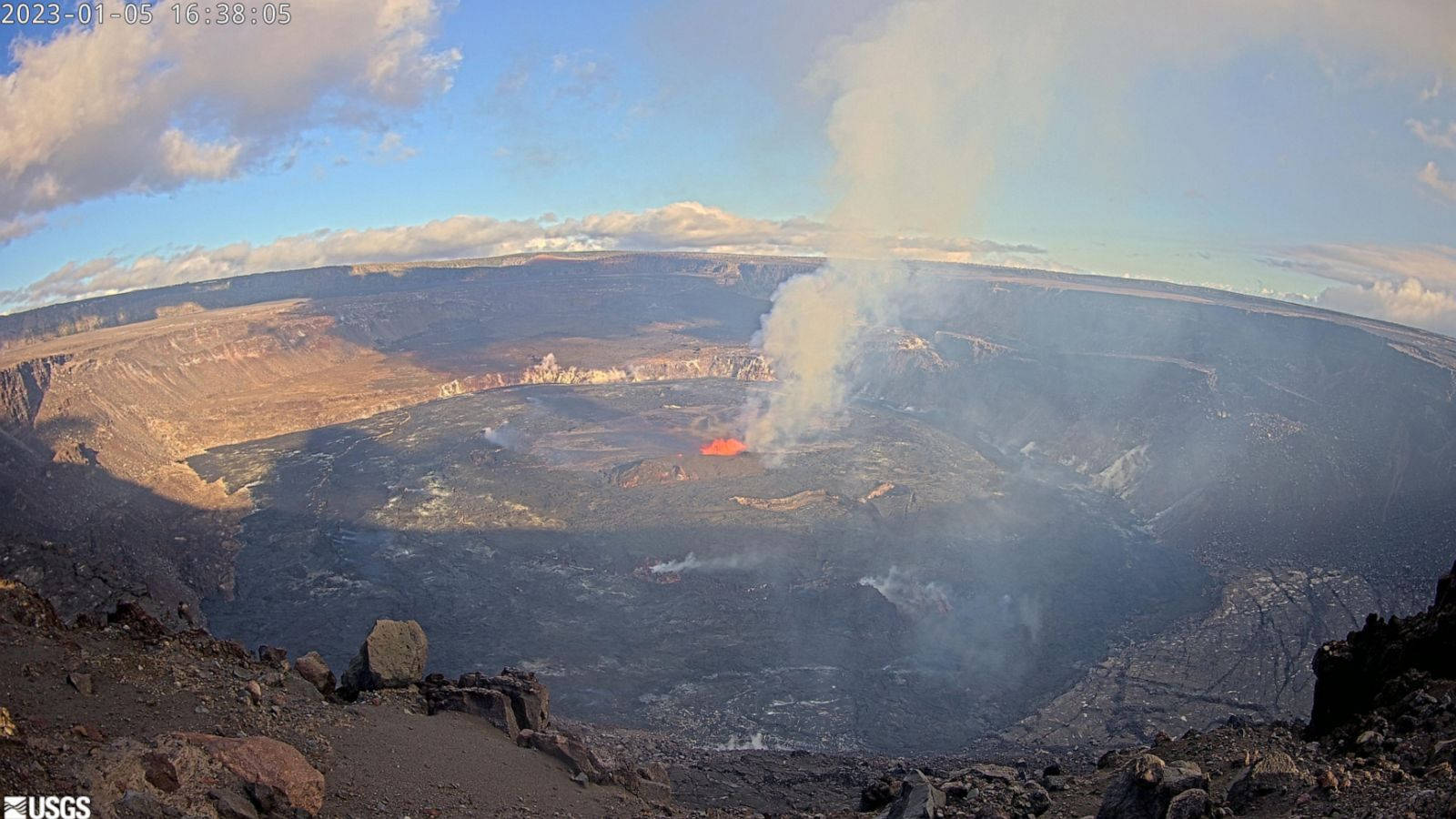日落時分，發光熔岩和煙霧的火山口。