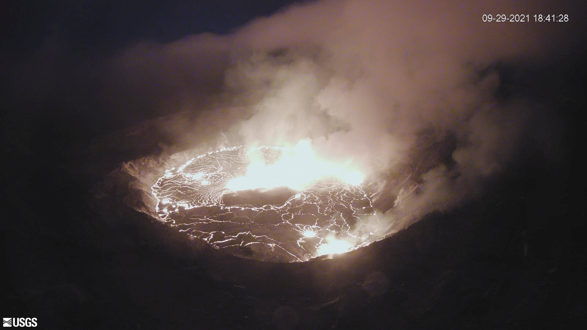 夜間火山口發出熔岩和蒸汽的光芒