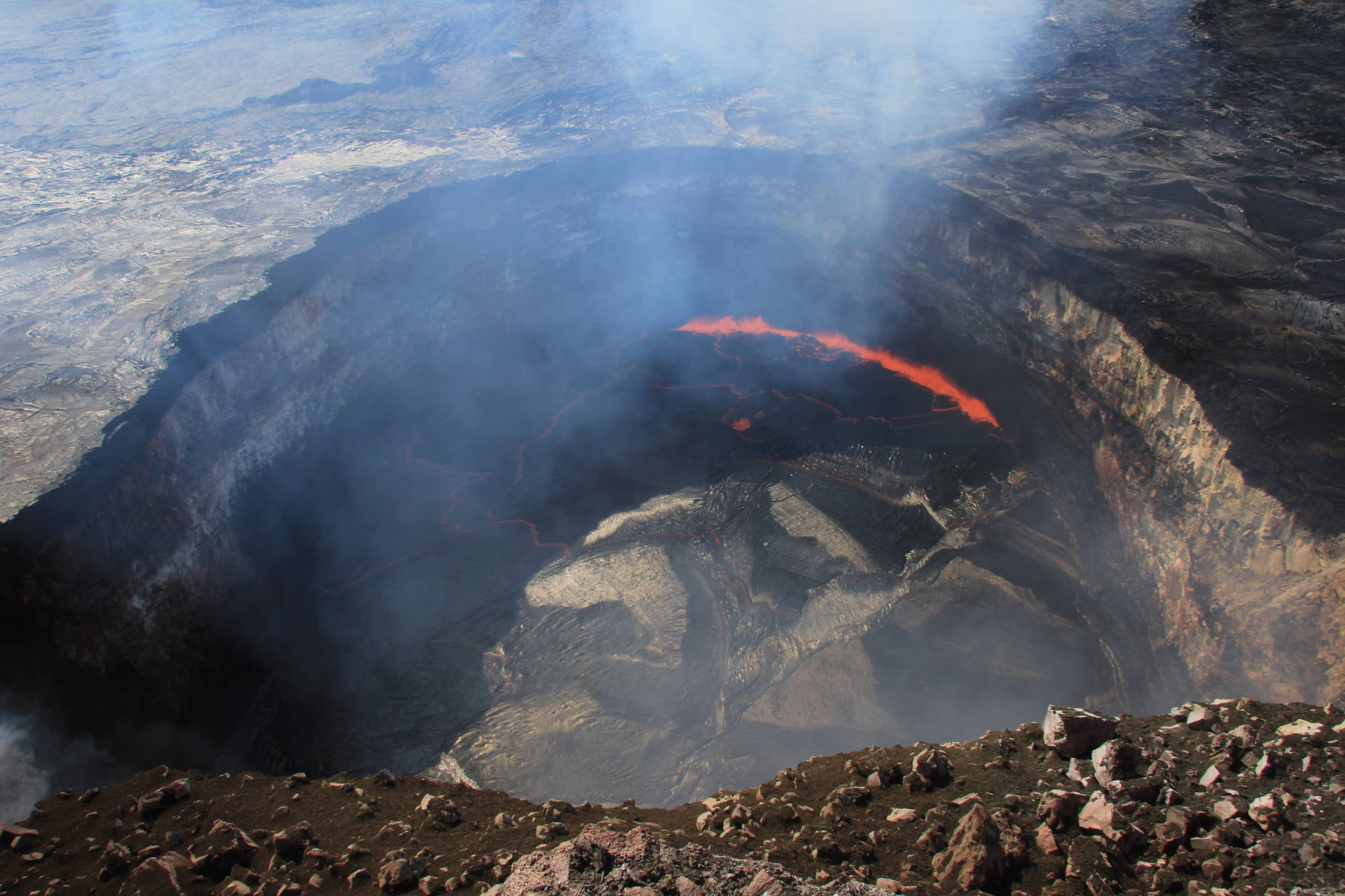 帶有熾熱熔岩和升騰煙霧的火山口