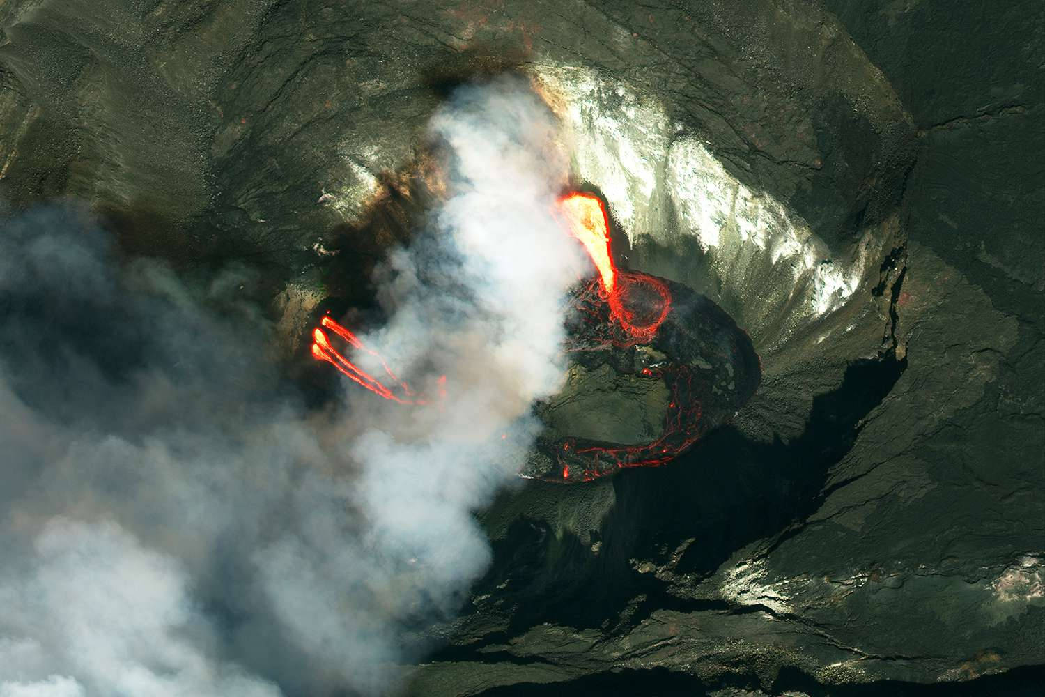 火山噴發，明亮的熔岩和濃煙從火山口升起。