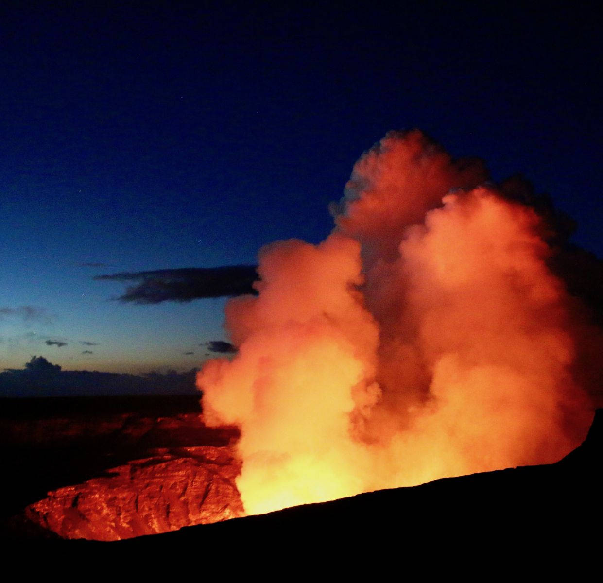 火山爆發，發光的熔岩和煙霧映襯著黑暗的暮色天空。