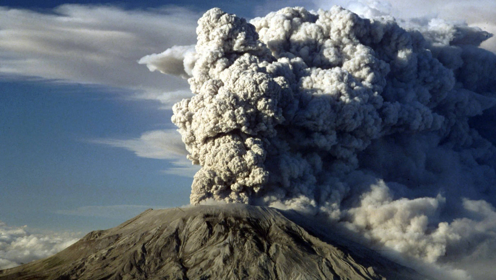 火山爆發，濃厚的灰雲映襯藍天