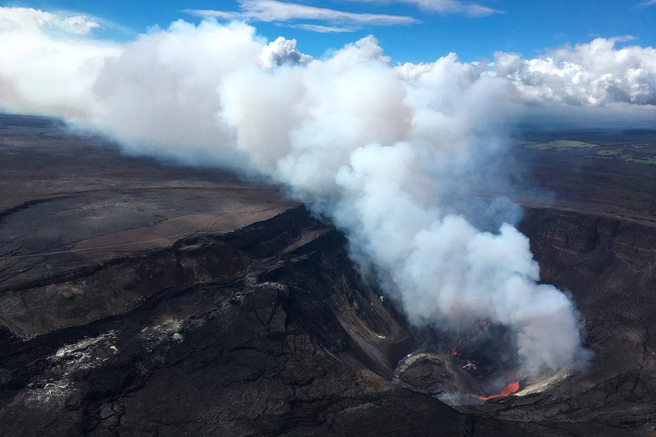 火山噴發，熔岩和煙霧升上天空。