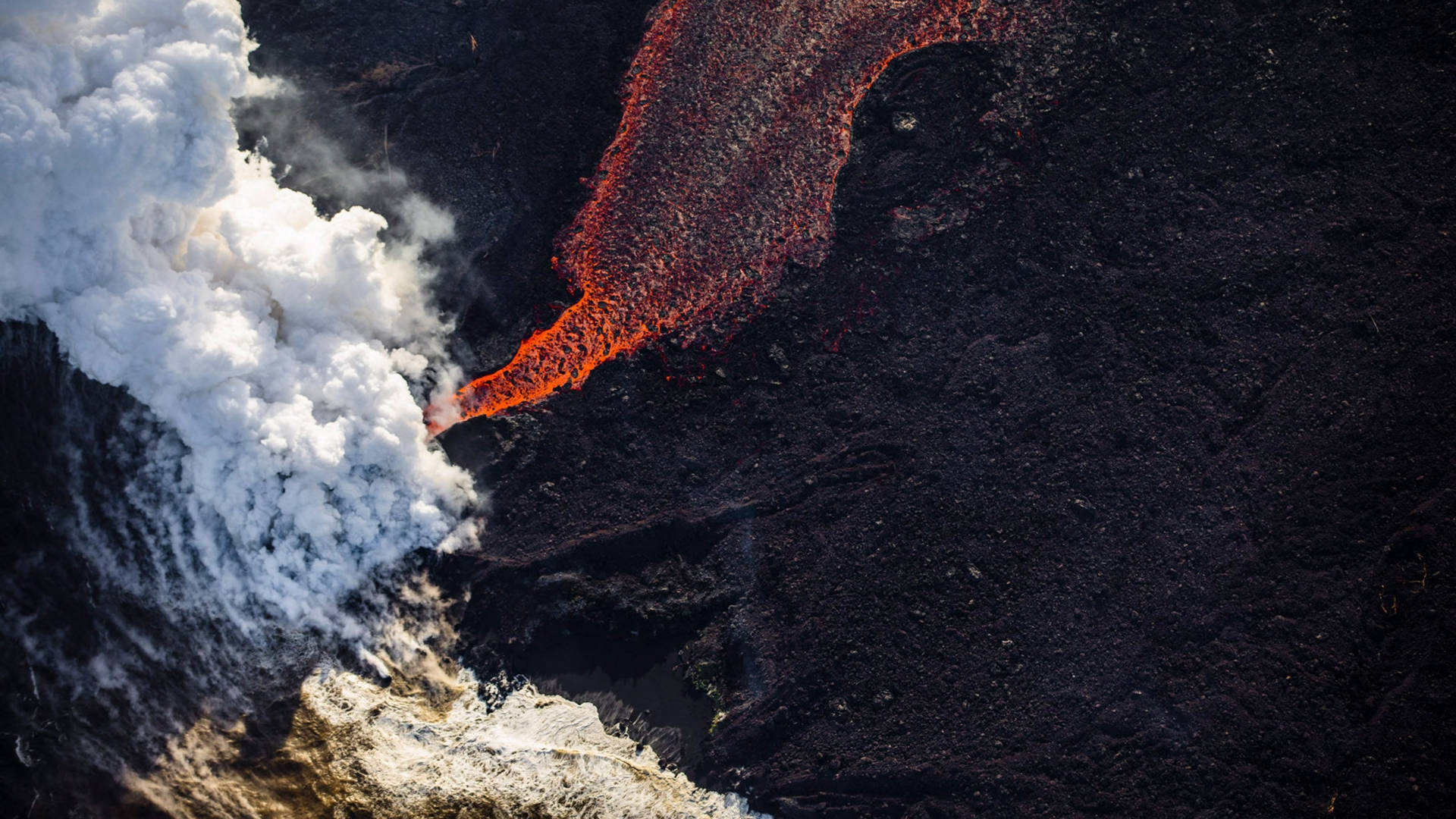 火山爆發產生的熔岩流和煙霧。