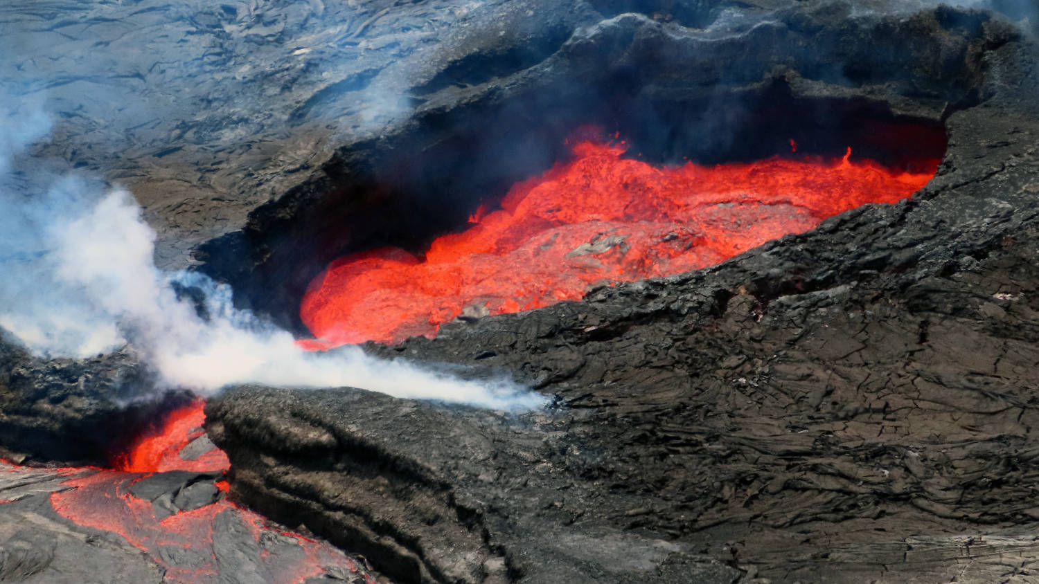 帶有流動熔岩和煙霧的火山口