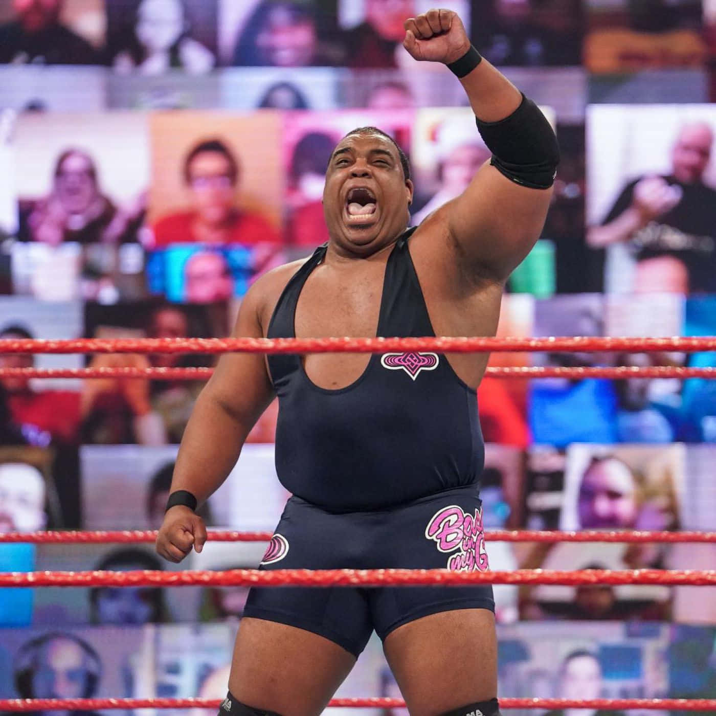 基斯·李在WWE SmackDown獲勝 壁紙 — 一位肌肉發達的摔角手穿著黑色緊身衣，在紅色繩索的擂台上勝利咆哮，而粉絲的臉孔在數位背景上發光。