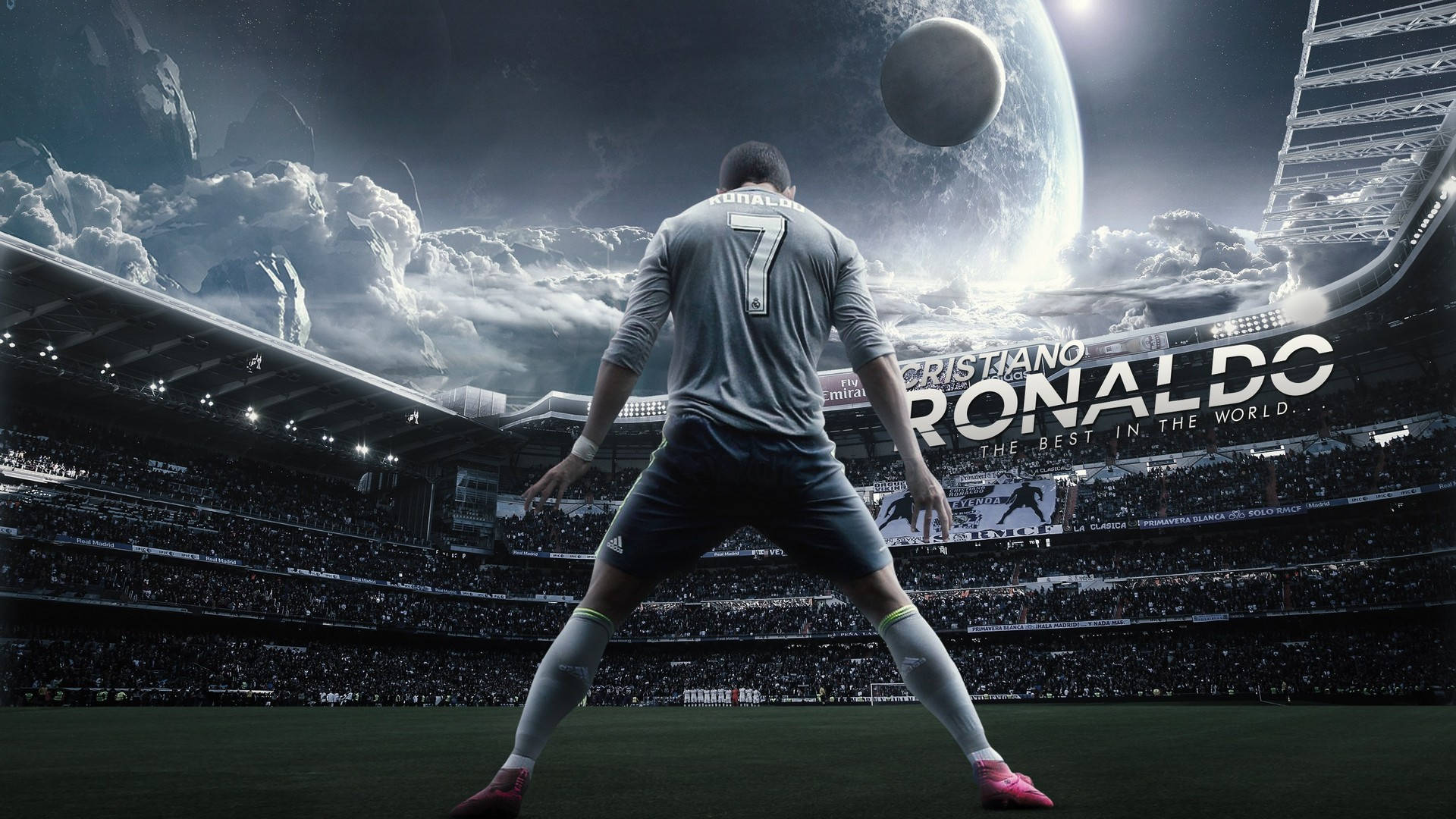 Ronaldo 桌布 壁紙 — 基斯坦奴·朗拿度企喺一個未來感嘅球場入面，頭頂上有行星同漂浮嘅波，喺戲劇性嘅雲層之下。