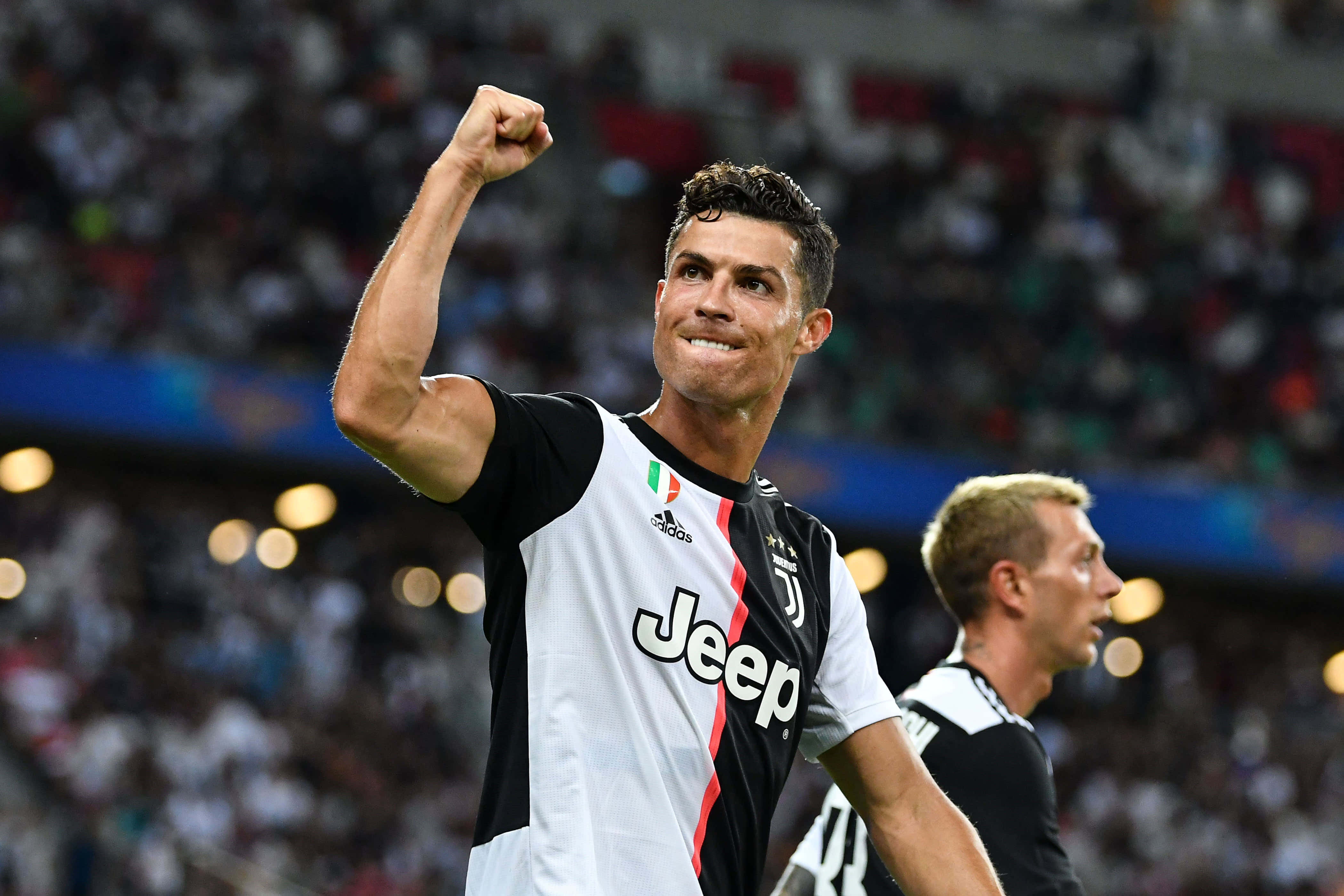Cristiano Ronaldo 桌布 壁紙 — 基斯坦奴·朗拿度在球場燈光下，身穿祖雲達斯球衣，高舉拳頭勝利慶祝。