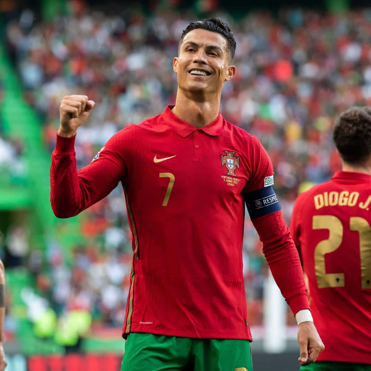 Cristiano Ronaldo 桌布 壁紙 — 基斯坦奴·朗拿度在陽光普照的爆滿球場中，身穿葡萄牙紅色7號球衣勝利慶祝。