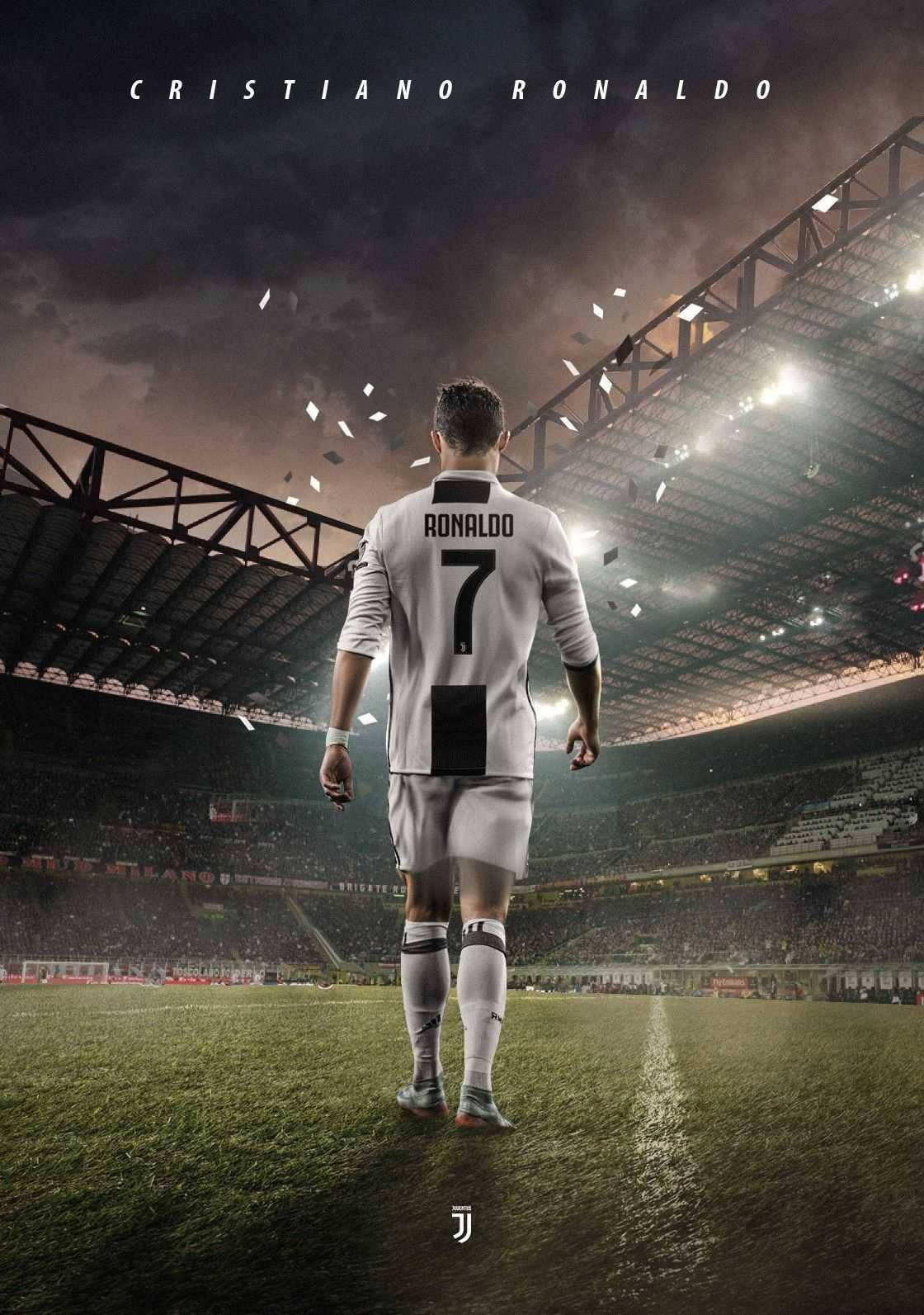 Ronaldo 桌布 壁紙 — 基斯坦奴·朗拿度獨自站在被雨水淋濕的球場上，身穿白色7號球衣，在戲劇性的夜燈下。