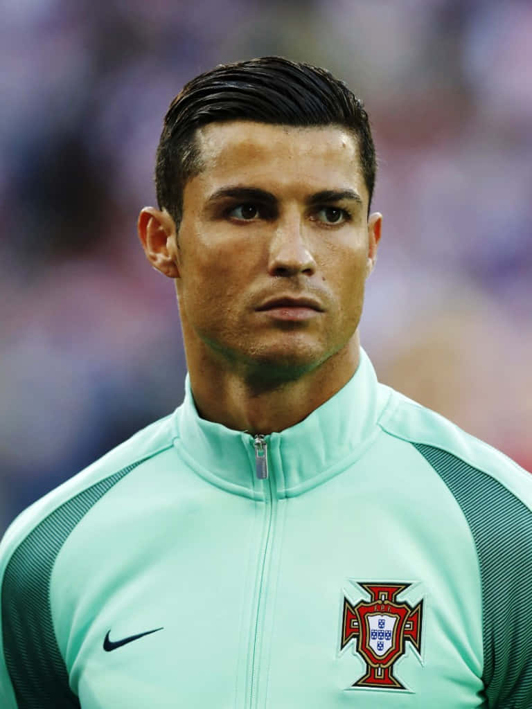 Ronaldo 桌布 壁紙 — 基斯坦奴·朗拿度身穿淺綠色葡萄牙訓練外套、神情專注的特寫肖像。