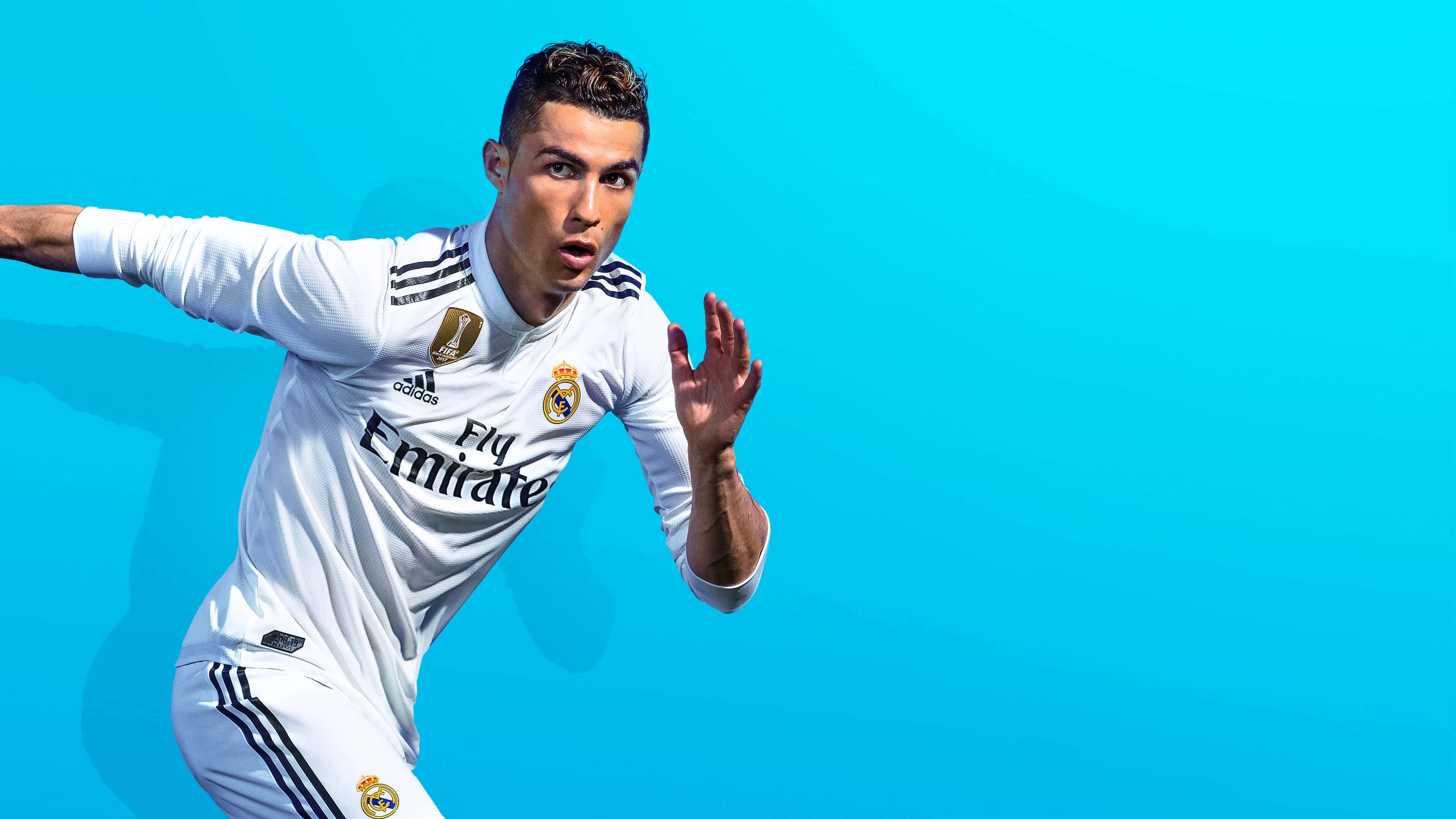 Cristiano Ronaldo 桌布 壁紙 — 基斯坦奴·朗拿度身穿白色皇家馬德里球衣，在充滿活力的藍色背景下衝刺。