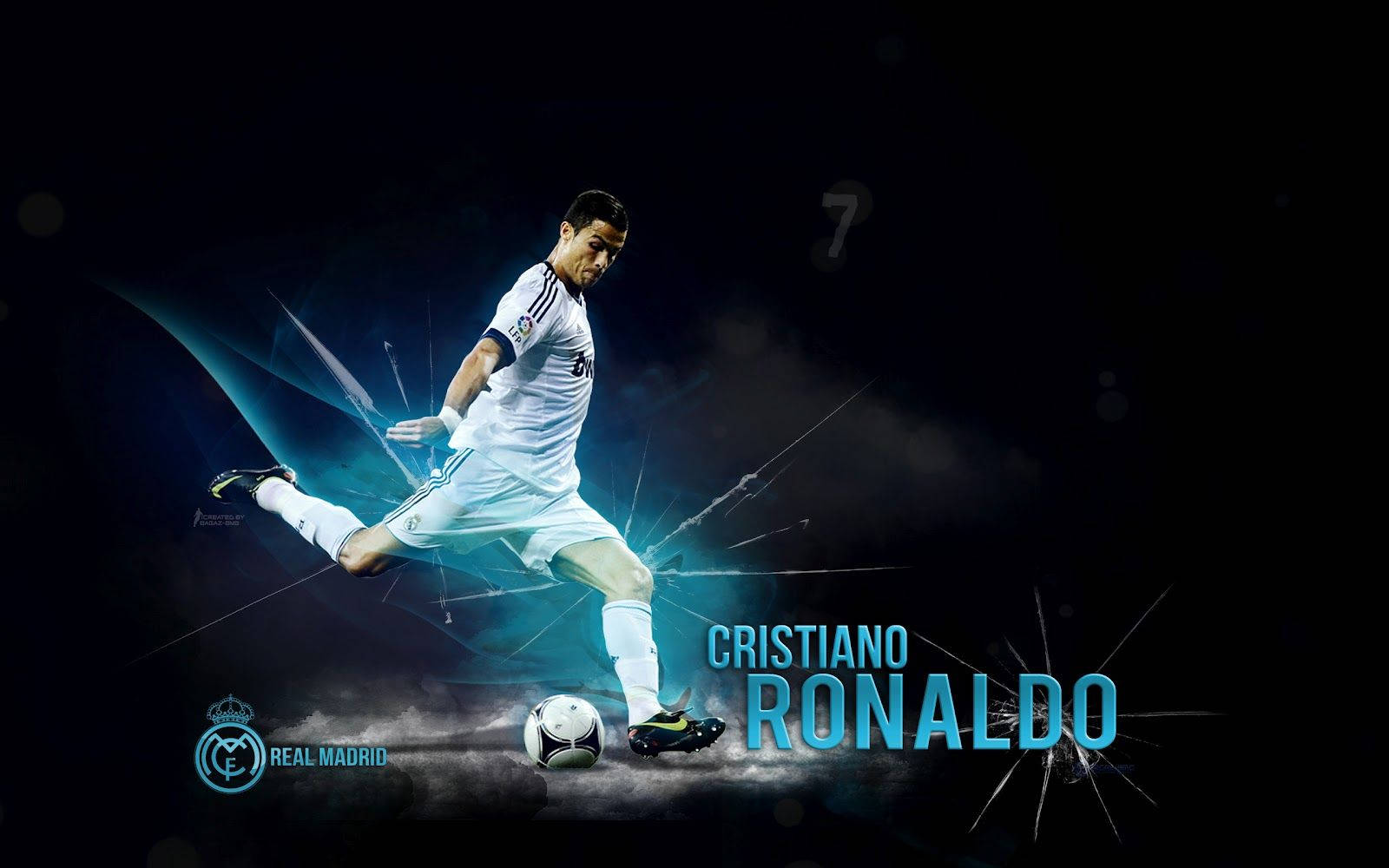 Cristiano Ronaldo 桌布 壁紙 — 基斯坦奴·朗拿度身穿白色皇家馬德里球衣，在深色背景中動態地踢足球，帶有藍色能量爆發和他的名字以粗體文字顯示。